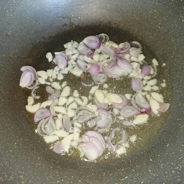 Tumis bawang merah dan bawang putih sampai harum.