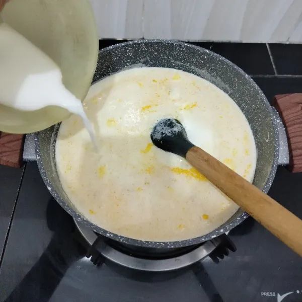 Lalu masukkan larutan maizena,aduk rata.