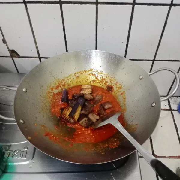 Masukkan terong & dendeng. Aduk rata. Biarkan air sampai benar menyusut. Koreksi rasa. Siap dinikmati