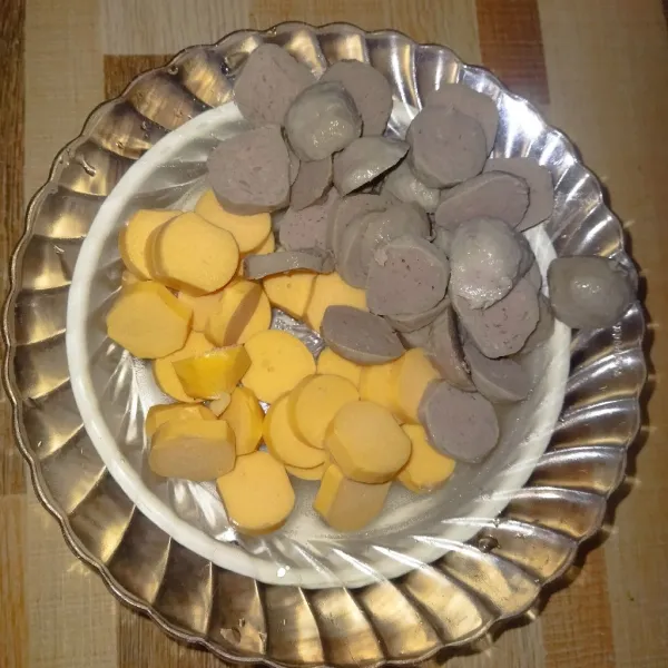 Potong-potong bakso dan sosis