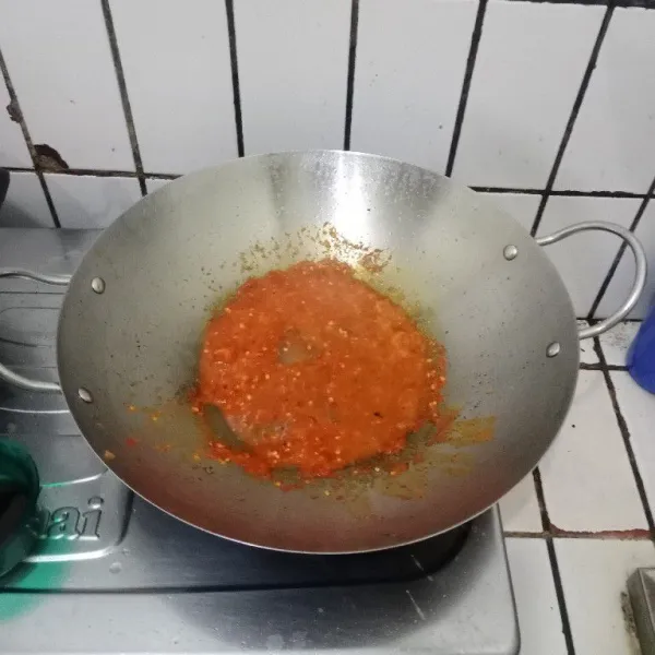 Uleg kasar atau blender cabe, bawang, garam & tomat. Lalu goreng cabe bersama daun jeruk. Aduk. Tambahkan air jeruk nipis & air kelapa. Aduk lagi. Tambahkan kaldu sapi. Masak sampai air mulai menyusut & cabe matang