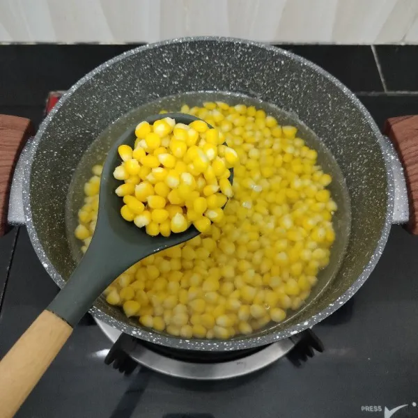 Rebus air dalam panci hingga mendidih. Lalu masukkan jagung manis,rebus hingga matang. Angkat dan tiriskan jagung.