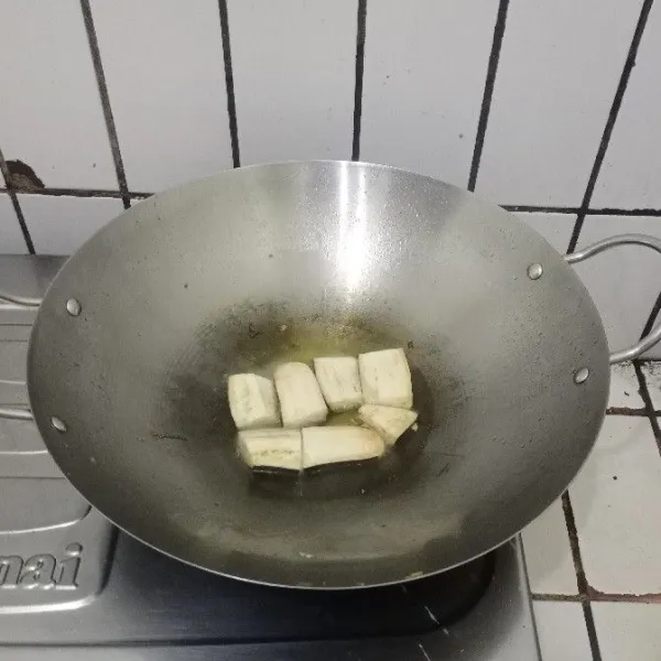 Goreng terong hingga matang. Sisihkan