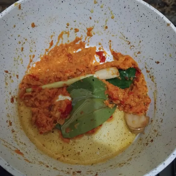 Tumis bumbu halus dengan serai, lengkuas, daun salam, dan daun jeruk hingga matang.