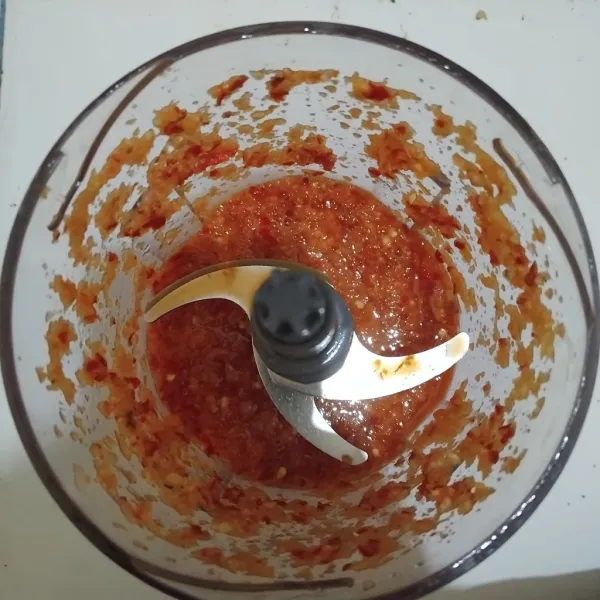 Haluskan bumbunya.