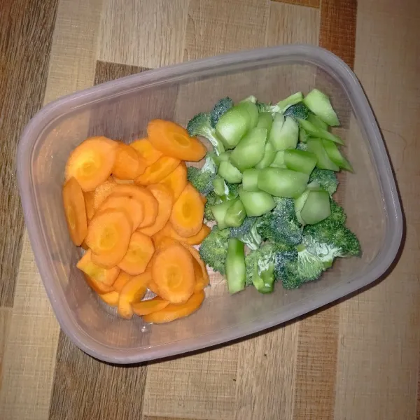 Potong-potong brokoli dan wortel,cuci bersih