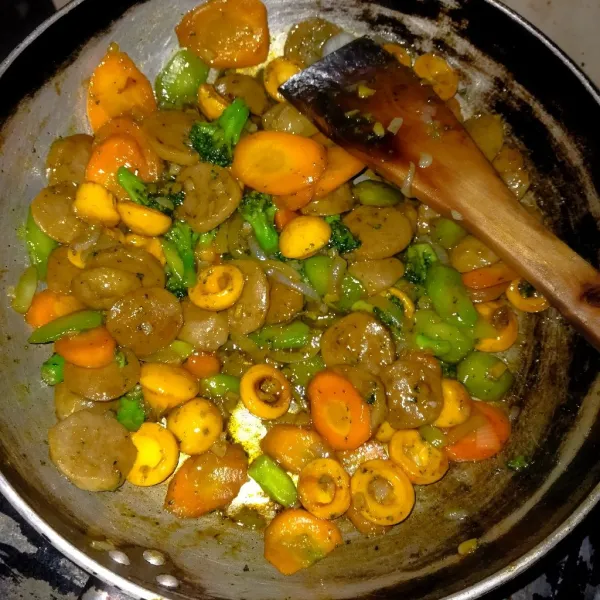 Masukkan wortel dan brokoli serta masukkan racikan bumbu,aduk merata,masak sampai mengental,icip rasa