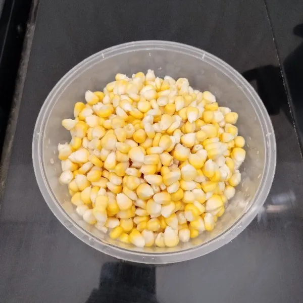 Pipil jagung manis,lalu cuci bersih dan tiriskan.