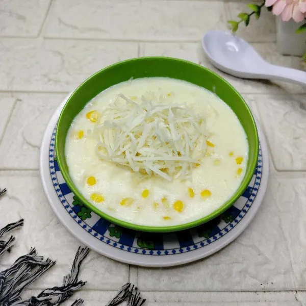 Tuang secukupnya creamy jasuke ke dalam mangkok,beri topping keju parut,dan sajikan hangat.