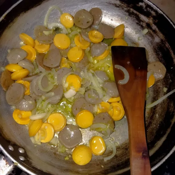 Masukkan bakso dan sosis,tumis sebentar