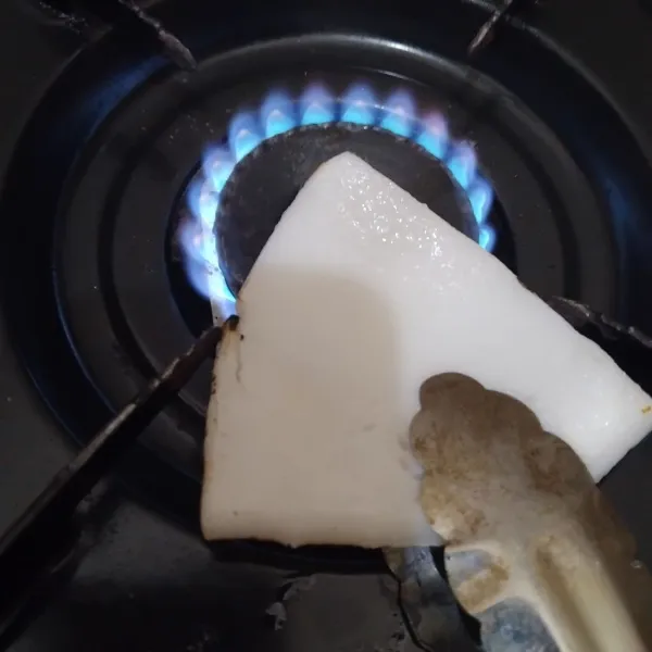 Bakar kelapa sebelum diparut hingga aromanya wangi.