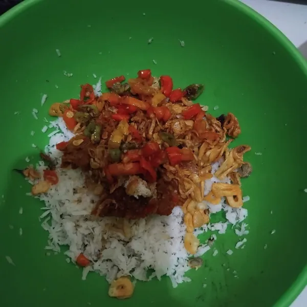 Campurkan bumbu halus, bumbu iris goreng, dan bumbu perasa dengan kelapa parut. Campur rata.