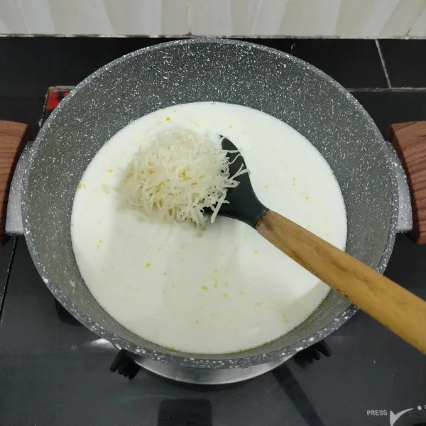 Tuang ke dalam panci: susu cair,krimer kental manis,margarin,dan keju parut. Aduk rata. Lalu masak sambil di aduk perlahan hingga mendidih.