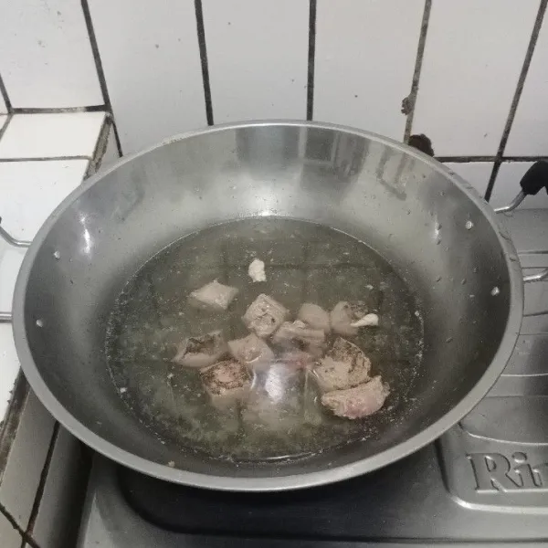Rebus daging dengan bahan perebus sampai matang & air menyusut