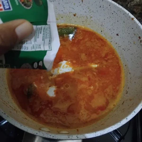 Masukkan air dan santan, lalu aduk sampai rata.
