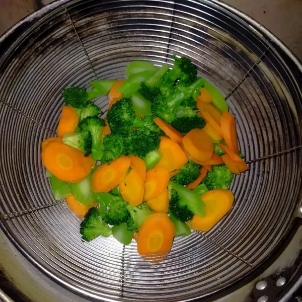 Blaching wortel dan brokoli sampai warnanya keluar,kemudian rendam kedalam air es