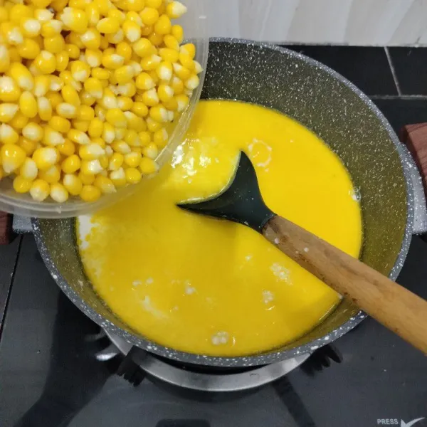 Kemudian masukkan jagung manis,aduk rata. Biarkan mendidih kembali.