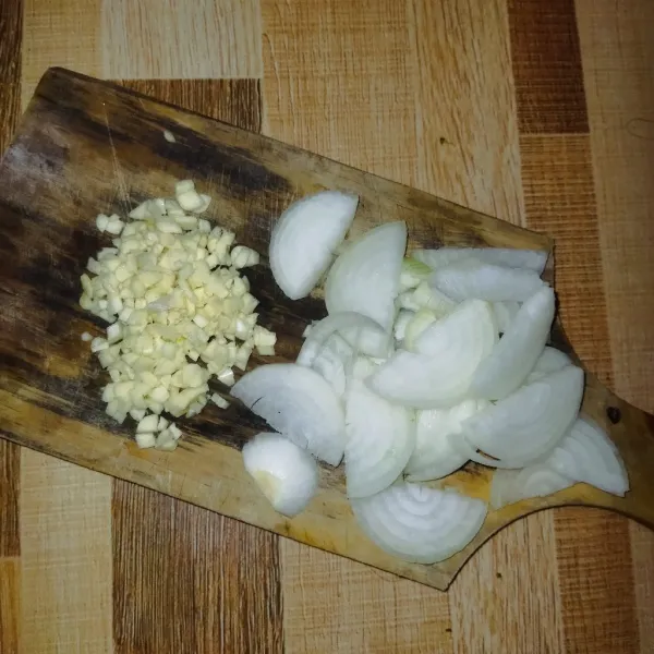 Cincang bawang putih dan iris bawang bombai