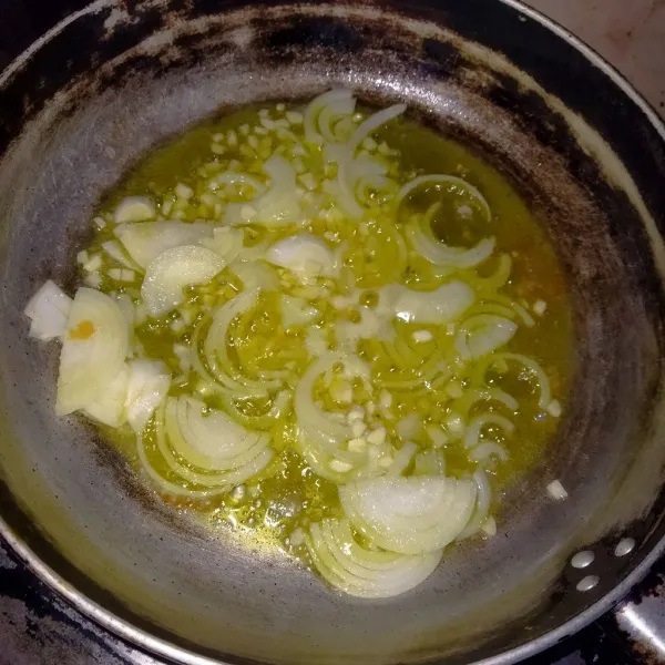 Panaskan margarin,kemudian tumis bawang putih dan bawang bombai sampai matang