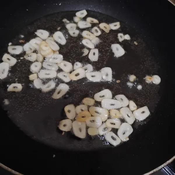 Goreng bumbu irisnya. Untuk bawang jangan sampai gosong.