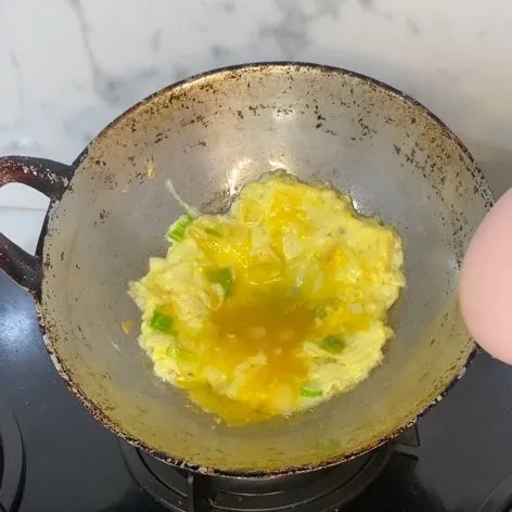 Kocok telur dengan bawang pre, dan sedikit garam. Lalu masak jadi telur dadar