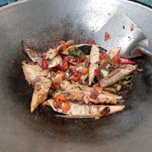 Aduk-aduk. Tambahkan kecap manis, garam, dan kaldu bubuk. Aduk-aduk kembali hingga rata.