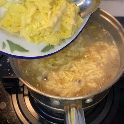 Masukkan tofu, tunggu hingga tofu matang