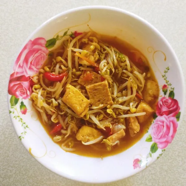 Angkat dan sajikan tumis tauge dengan tahu dan tempe selagi hangat.