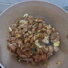 Masukkan ayam lalu tumis hingga berkulit dan warnanya cerah.
