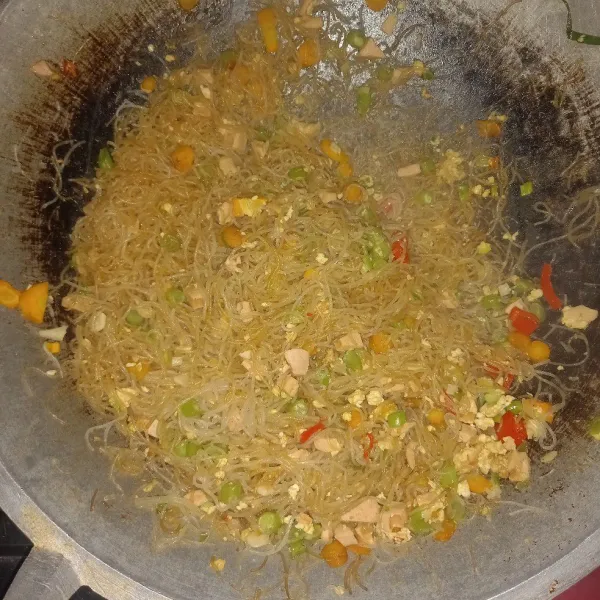 Setelah matang bihun goreng kecap siap disajikan.