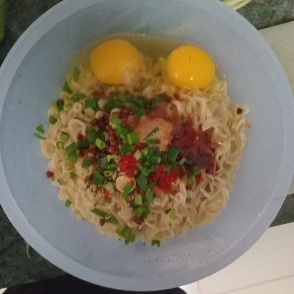 Campurkan mie, telur, & bumbu mie ke dalam satu wadah lalu aduk sampai rata