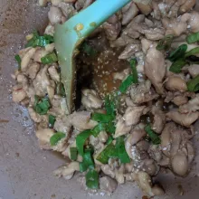 Tambahkan daun bawang. Aduk sebentar dan koreksi rasa