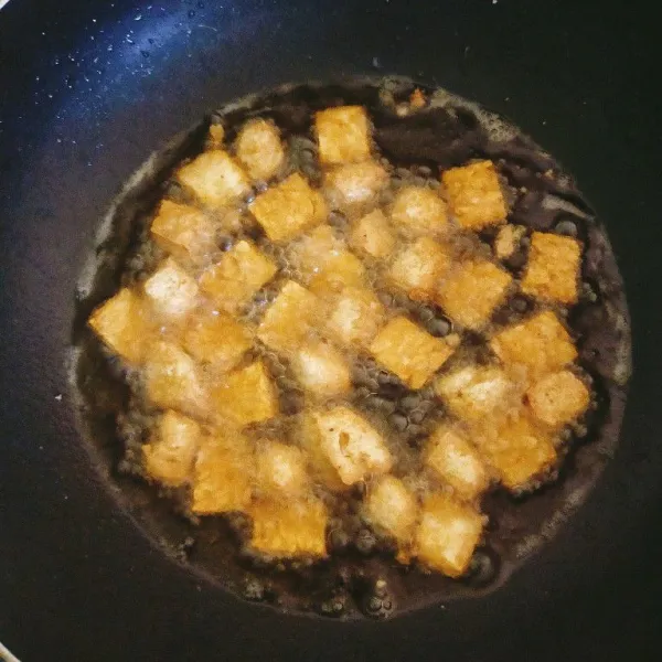 Panaskan sedikit minyak dalam wajan, goreng tahu dan tempe hingga berwarna kecokelatan. Angkat dan tiriskan.