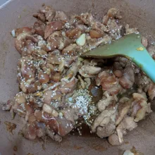Beri air, Aduk merata hingga bumbu meresap. Taburi wijen
