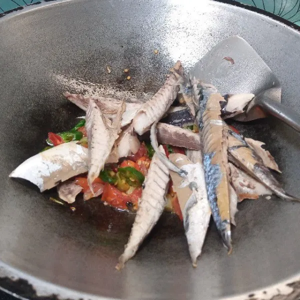 Masukkan ikan pindang. Bisa juga ikannya digoreng dulu. Sesuaikan selera saja, ya!