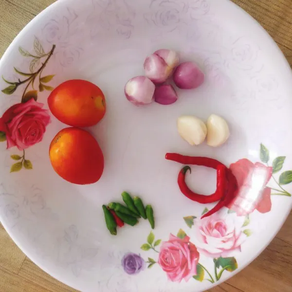 Siapkan semua bahan, iris bawang merah, bawang putih, tomat, cabe merah, cabe rawit.