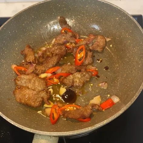 Masukkan kecap asin dan saus tiram. Lalu tuang larutan maizena sambil di aduk.