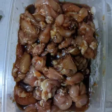 Marinas ayam dengan bawang putih,jahe, gula garam saus tiram,kecap asin, kecap manis, minyak wijen dan lada bubuk.