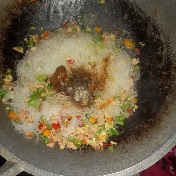 Masukan bihun, kecap manis, lada bubuk, saus tiram serta garam. Aduk hingga merata dan meresap.