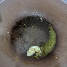 Tumis bawang putih geprek dengan margarin sampai harum