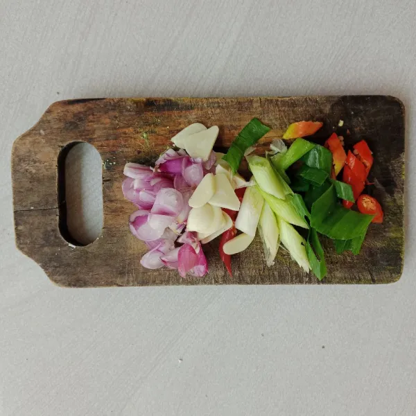 Iris tipis bawang merah, bawang putih, daun bawang, cabe rawit dan cabe keriting