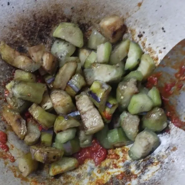 Masukkan terong goreng, aduk rata