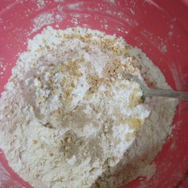 Masukkan bumbu-bumbu dan minyak goreng dan aduk rata