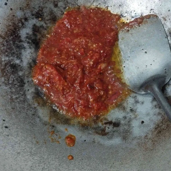 Tumis bumbu halus hingga tanak. Masukkan garam gula dan daun jeruk