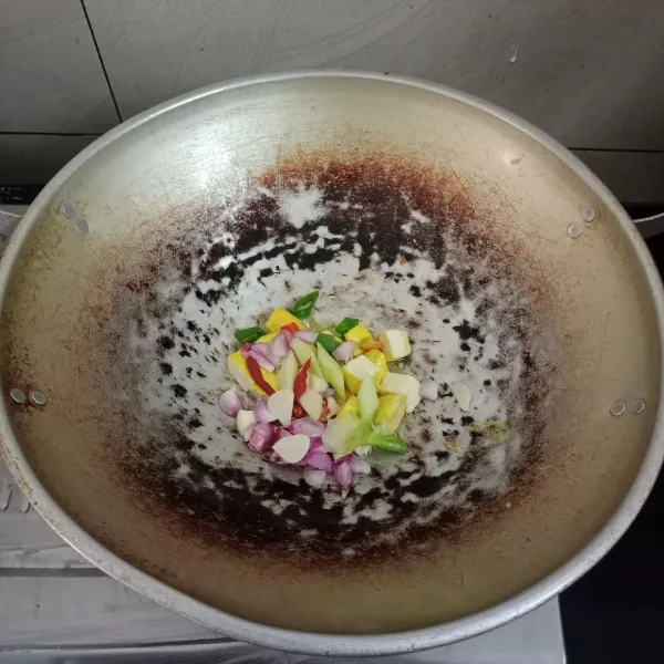 Masukan bumbu iris, aduk balik