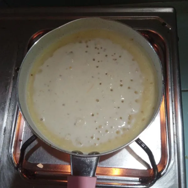 Siapkan Teflon lalu tuang adonan, ukuran teflon bebas, disini saya menggunakan ukuran 15 Cm.