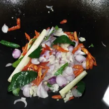 Tumis bawang merah, bawang putih, cabai, lengkuas, serai, dan daun jeruk hingga harum.