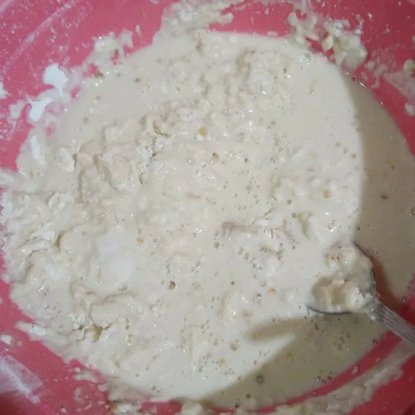 Masukkan air secara bertahap dan aduk sampai rata