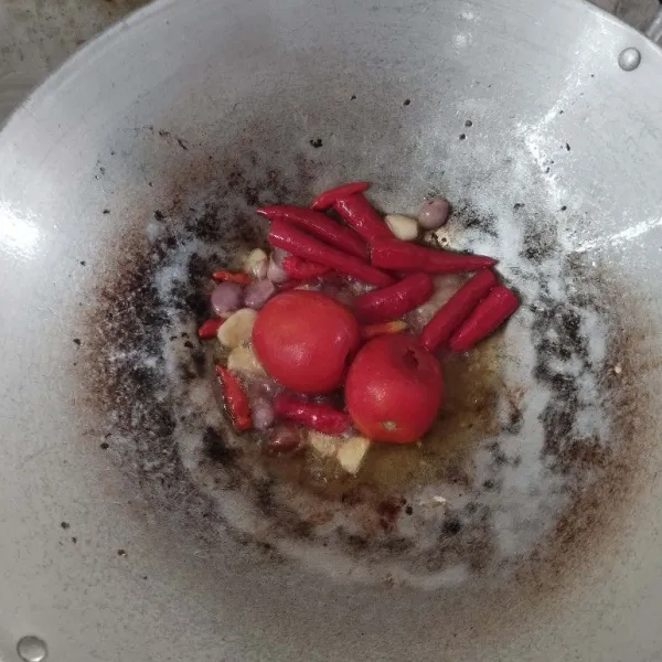 Goreng sebentar semua bumbu, lalu haluskan