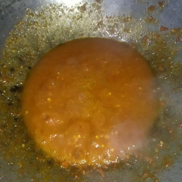 Haluskan cabe merah, cabe rawit, bawang merah, bawang putih dan kencur lalu tumis hingga bumbu matang, tambahkan air dan gula merah, masak hingga gula merah larut.